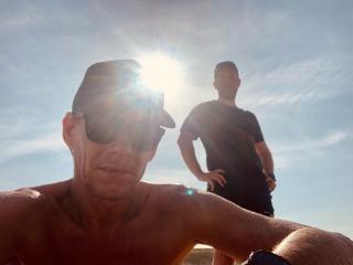 A sunny selfie photo of Folkert and Bram at the beach.